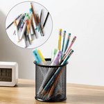 Détail de la maille métallique du pot à crayons noir
