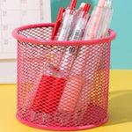 Pot à crayons rouge en métal maillé avec stylos sur bureau
- Arts du rangement