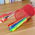 Pot à crayons rouge sur bureau organisé avec accessoires
 - Arts du rangement