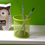 Pot à crayons vert en métal maillé avec stylos colorés
- Arts du rangement